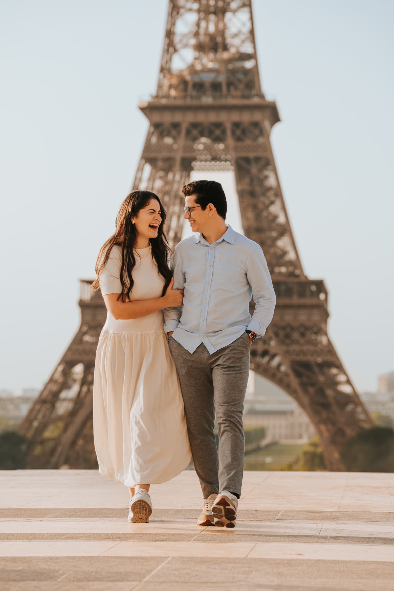 Capa do programa A essência do casamento, com um casal em Paris